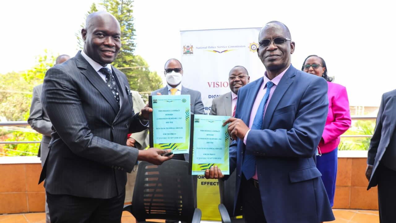 The Secretariat represented by the CEO, signed a performance contract - DCEO